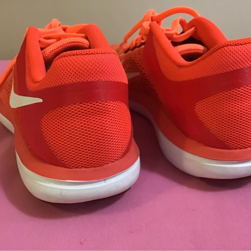 Nike Women's Bright Coral/Orange Athletic Running Shoes - Picture 6 of 7